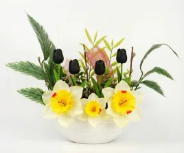 stroik-wielkanocny-na-cmentarz-z-czarnymi-tulipanami-doniczce