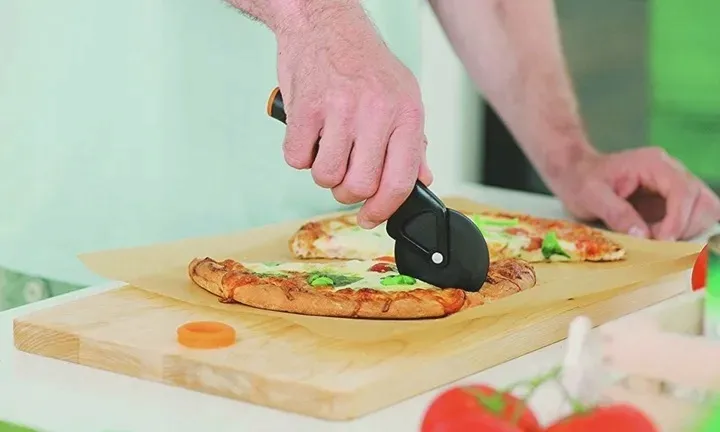 fiskars-noz-do-pizzy-1019533-stan-nowy