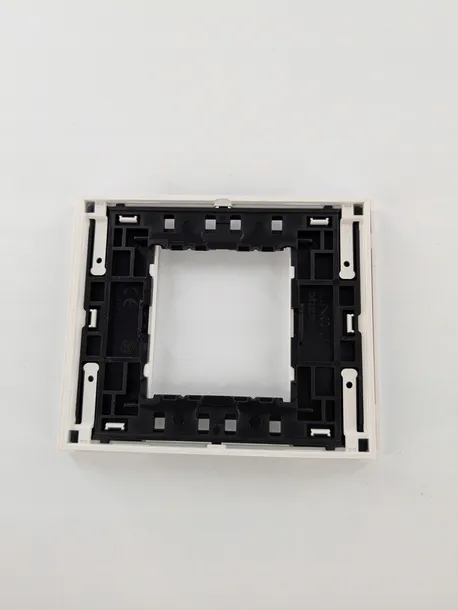 ramka-pojedyncza-legrand-bialy-kolor-bialy