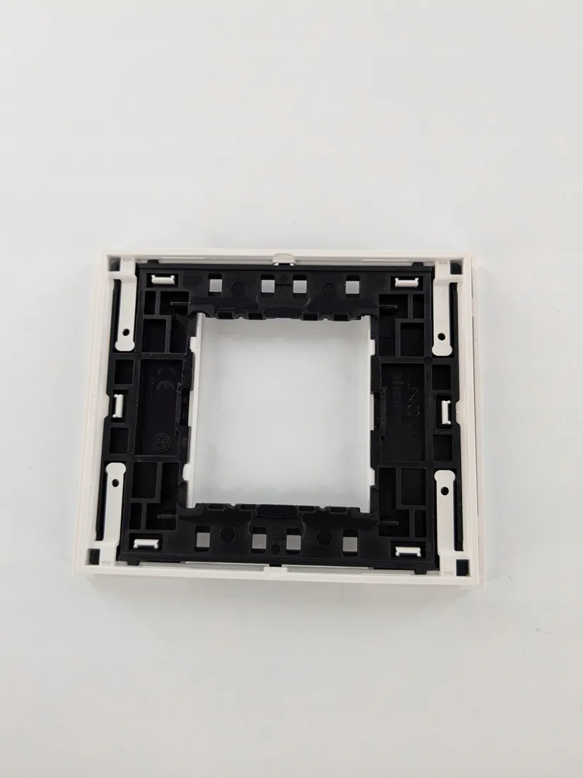 ramka-pojedyncza-legrand-bialy-stan-powystawowy