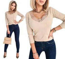 kobieca-prazkowana-bluzka-dekolt-serek-koronka