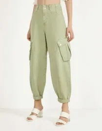 bershka-luzne-pistacjowe-jeansy-kieszenie-25