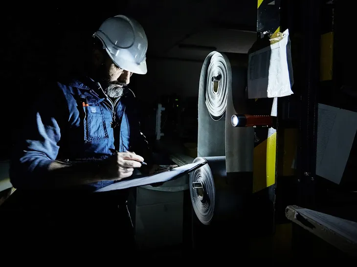 latarka-strazacka-led-fenix-wf11e-zasieg-swiatla-185-m