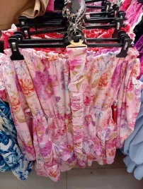 sukienka-z-falbanami-hiszpanka-w-kwiaty-roz-pasek