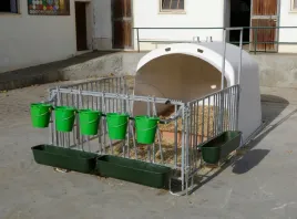 budka-dla-cielat-premium-xl-z-wygrodzeniem-kerbl