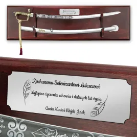 szabla-gen-sikorskiego-wz-1920r-z-pochwa-na-tablo-grawer
