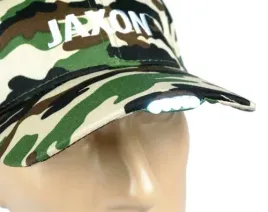 czapka-z-latarka-led-w-daszku-jaxon-moro-jasna-dla-wedkarza