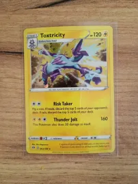 oryginalna-karta-pokemon-tcg-toxtricity-daa-063-cosmic-holo-promo