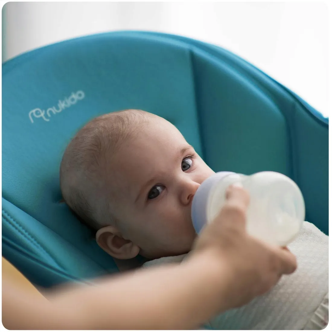 krzeselko-do-karmienia-ze-stolikiem-lezaczek-belo-ciemno-niebieskie