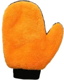delikatna-rekawica-do-mycia-samochodu-z-mikrofibry