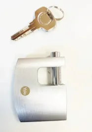yale-solidna-klodka-mosiezna-zabudowana-70-mm