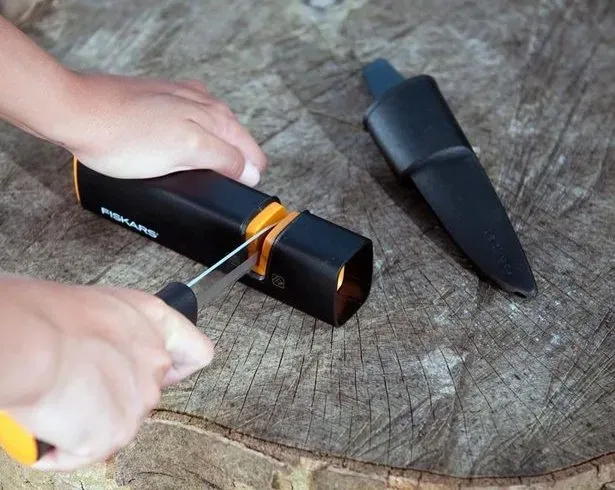 fiskars-ostrzalka-xsharp-nozy-i-siekier