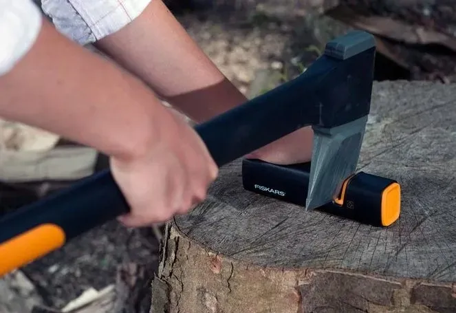 fiskars-ostrzalka-xsharp-nozy-i-siekier