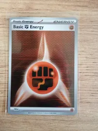 oryginalna-karta-pokemon-tcg-basic-fighting-energy-sve-022-holo