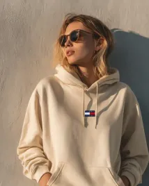 bluza-damska-tommy-jeans-s-bezowa-hoodie-z-haftem-wymarzony-prezent