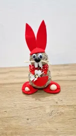 czerwony-zajac-wielkanocny-ze-slomy-ozdobna-figurka-wielkanoc