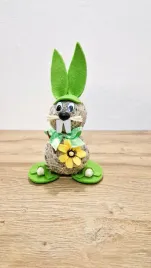 zielony-zajac-wielkanocny-ze-slomy-ozdobna-figurka-wielkanoc