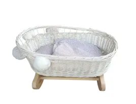 biala-kolyska-wiklinowa-dla-lalek-lozeczko-w-kolorze-ecru-posciel-pompony