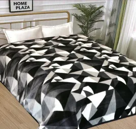 koc-akrylowy-narzuta-160x210cm-trojkaty-biel-czarny-grafit-walizka