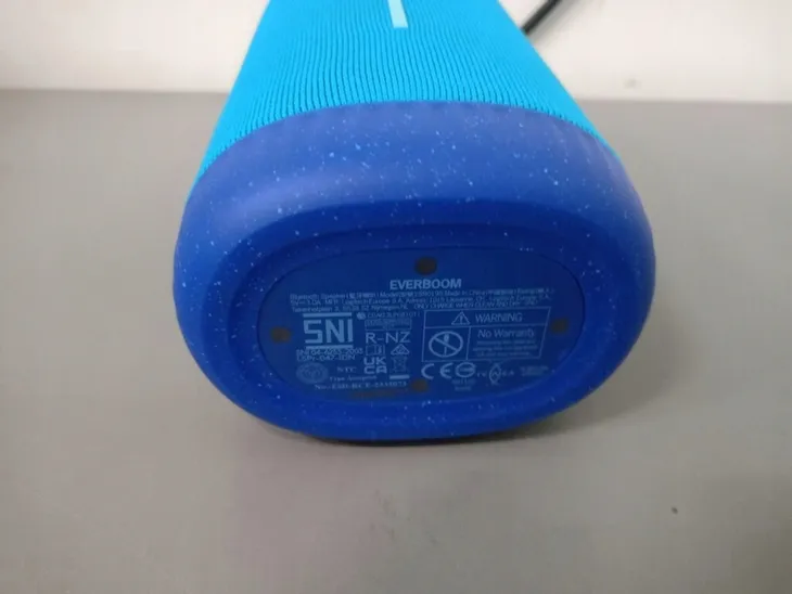 glosnik-ultimate-ears-everboom-niebieski-zasilanie-akumulatorowe