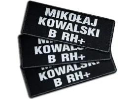 imiennik-odblaskowy-tlo-czarne-1-3-linijki-tekstu-na-rzepie-13-x-5-cm