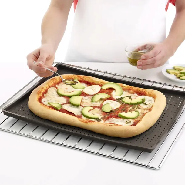 mata-do-pizzy-perforowana-lekue-marka-lekue-stan-nowy