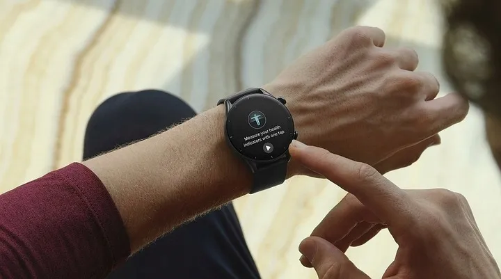 czarny-smartwatch-amazfit-gtr-3