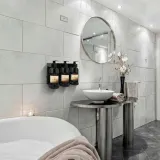 uniwersalny-potrojny-uchwyt-scienny-na-dozownik-mydla-zelu-bez-wiercenia-przeznaczenie-kapiel-i-prysznic