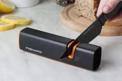 fiskars-ostrzalka-do-nozy-1003098-marka-fiskars