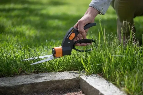 fiskars-nozyce-do-trawy-1000589-servo-system-gs42