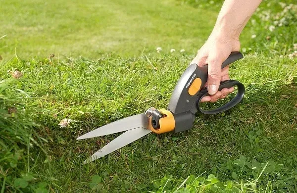 fiskars-nozyce-do-trawy-1000589-servo-system-gs42