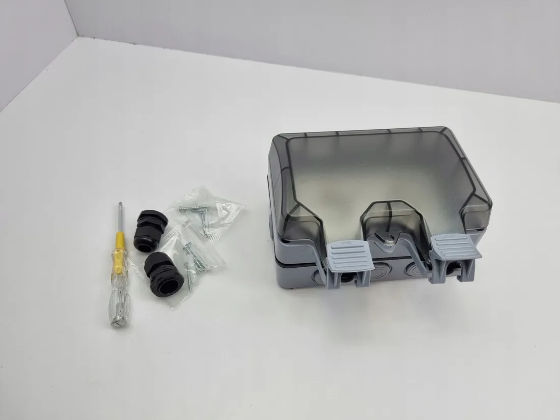 gniazdo-elektryczne-scienne-marscharm-bialy