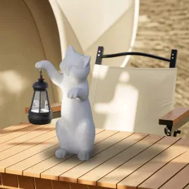 mikilov-figurka-ogrodowa-kota-z-zywicy-z-latarnia-sloneczna-na-balkon