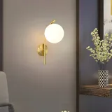 kinkiet-scienny-zloty-polysk-mleczna-kula-do-salonu-32cm-nowoczesny-glamour-material-dominujacy-metal