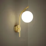 kinkiet-scienny-zloty-polysk-mleczna-kula-do-salonu-32cm-nowoczesny-glamour-dlugosc-wysokosc-32-cm