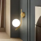 kinkiet-scienny-zloty-polysk-mleczna-kula-do-salonu-32cm-nowoczesny-glamour-maksymalna-moc-pojedynczego-zrodla-swiatla-60-w