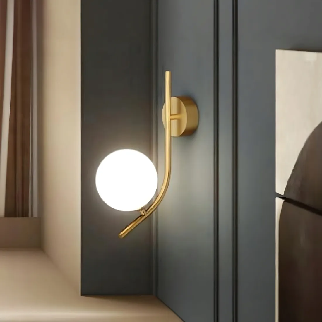 kinkiet-scienny-zloty-polysk-mleczna-kula-do-salonu-32cm-nowoczesny-glamour-stan-nowy