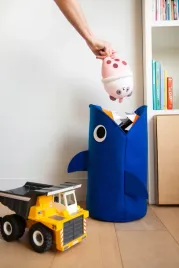 omy-materialowy-kosz-na-zabawki-rekin-filc