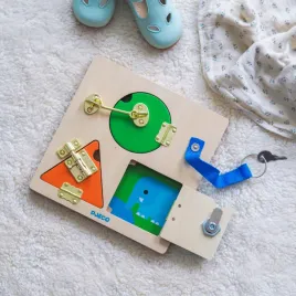 djeco-drewniana-tablica-manualna-z-zamkami-lockbasic