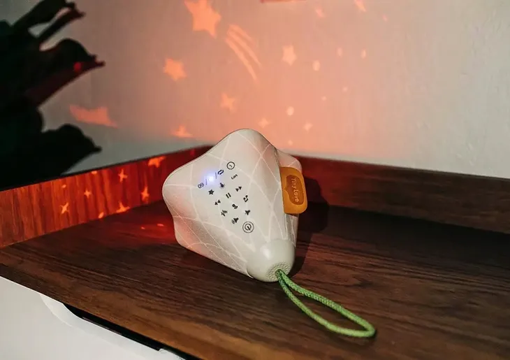 tiny-love-projektor-lampka-pozytywka-boho-chic-marka-tiny-love
