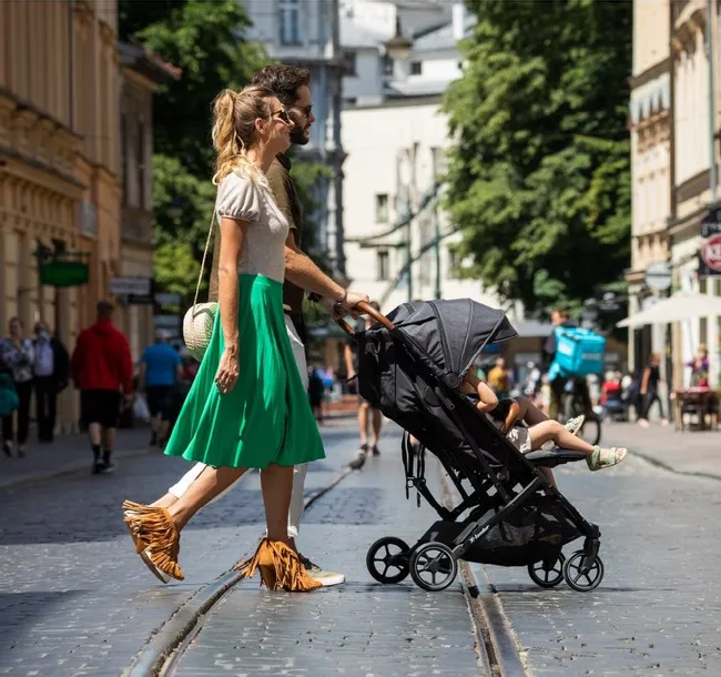 x-double-double-black-informacje-dodatkowe-amortyzatory-blokada-kol-obrotowych-hamulec-mozliwosc-zamontowania-gondoli-odchylane-oparcie-palak-bezpieczenstwa-pelna-raczka-pozycja-lezaca-regulowany-podnozek-skretne-kola