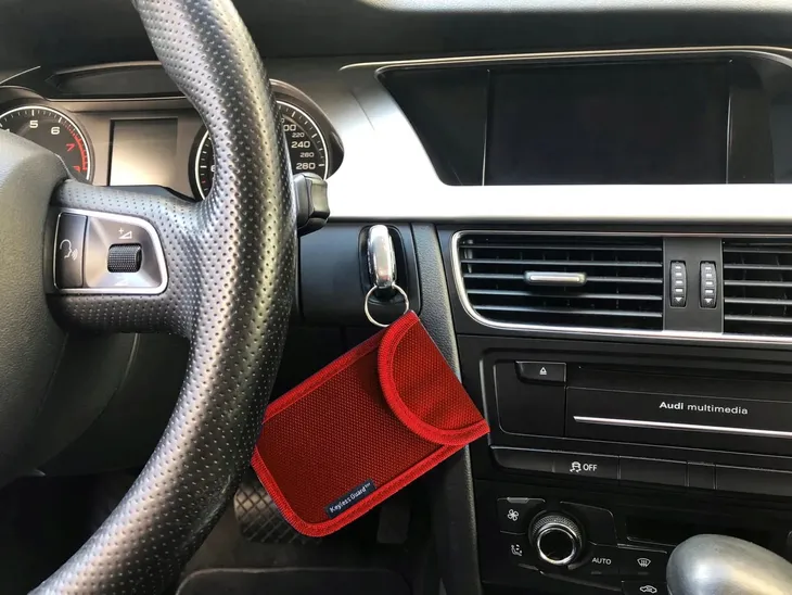 etui-na-kluczyk-keyless-rozmiar-m-czerwone-stan-nowy