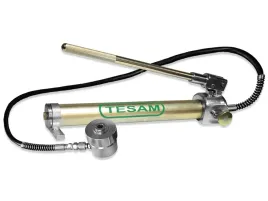 silownik-hydrauliczny-z-pompa-w-metalowej-skrzyni