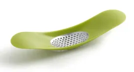 wyciskacz-do-czosnku-zielony-rocker-joseph-joseph