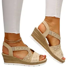damskie-sandaly-eleganckie-bezowe-na-koturnie-lekkie-wygodne
