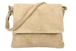 bezowa-wloska-torebka-damska-zamszowa-listonoszka-z-klapa-b67