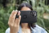 peak-design-mobile-etui-everyday-case-loop-iphone-15-pro-v2-szarozielone