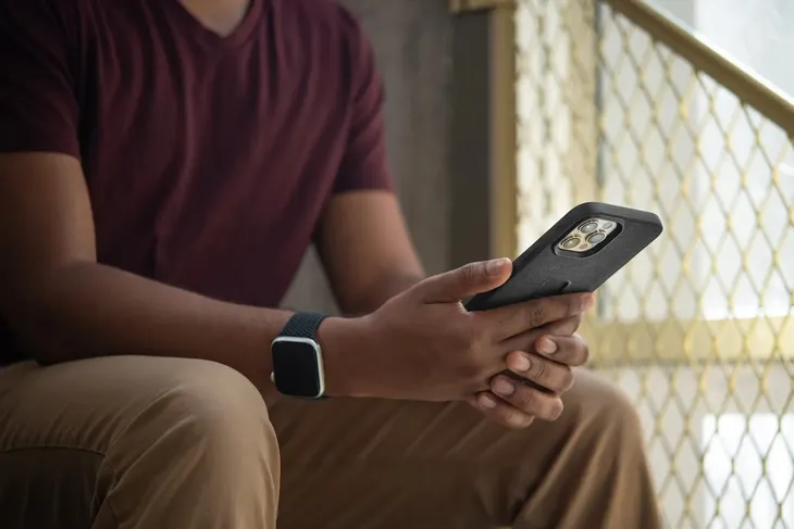 peak-design-mobile-etui-everyday-case-loop-iphone-15-pro-max-v2-czerwone