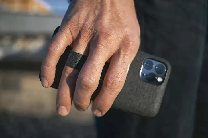 peak-design-mobile-etui-everyday-case-loop-iphone-15-pro-max-v2-grafitowe