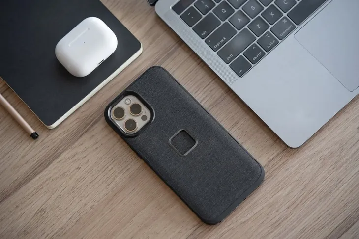 peak-design-mobile-etui-everyday-case-fabric-iphone-15-pro-v2-czerwone